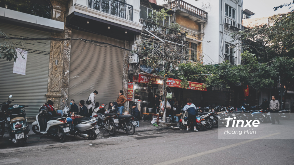 Chỉ có các tuyến phố cổ với những hàng ăn lâu năm là vẫn còn tấp nập các thực khách đến thưởng thức ẩm thực Hà Nội. Chỉ có các tuyến phố cổ với những hàng ăn lâu năm là vẫn còn tấp nập các thực khách đến thưởng thức ẩm thực Hà Nội.