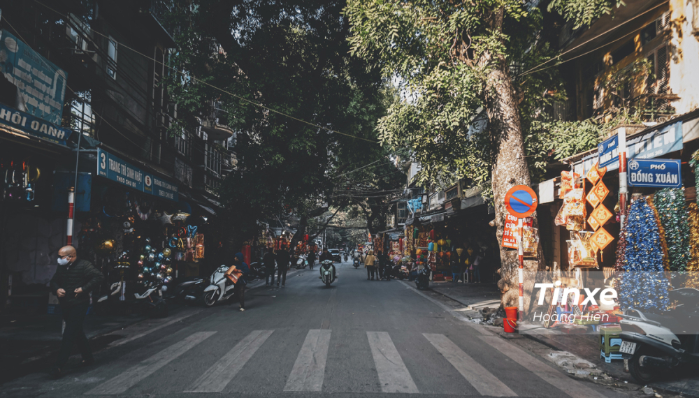 Các cửa hàng trên phố cổ vẫn rục rịch mở cửa bán hàng.