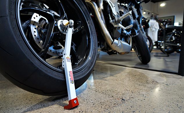 Bộ n&acirc;ng gắp đơn si&ecirc;u tiện lợi c&oacute; thể đồng h&agrave;nh c&ugrave;ng c&aacute;c biker