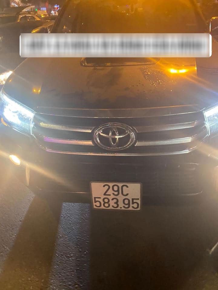 Chiếc Toyota Hilux của t&agrave;i xế h&agrave;nh hung nam thanh ni&ecirc;n