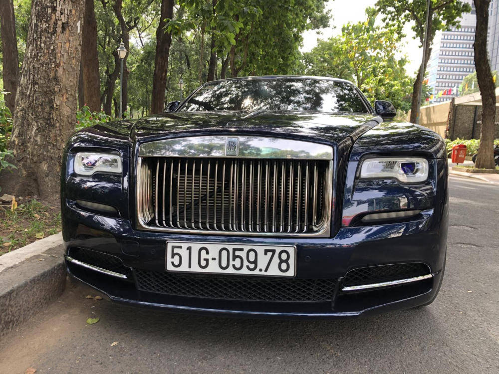 Chiếc Rolls-Royce Dawn này có màu sơn xanh đậm