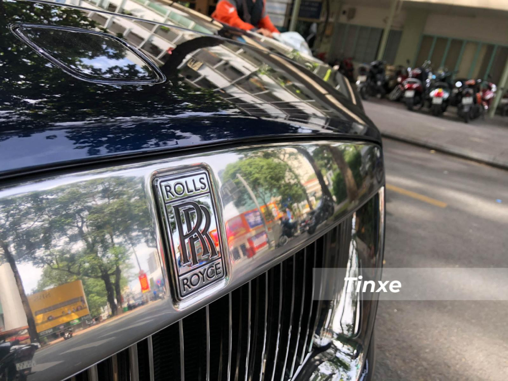 Logo Rolls-Royce nằm trên lưới tản nhiệt, ngoài ra, trên nắp capô còn có logo thiếu phụ bay