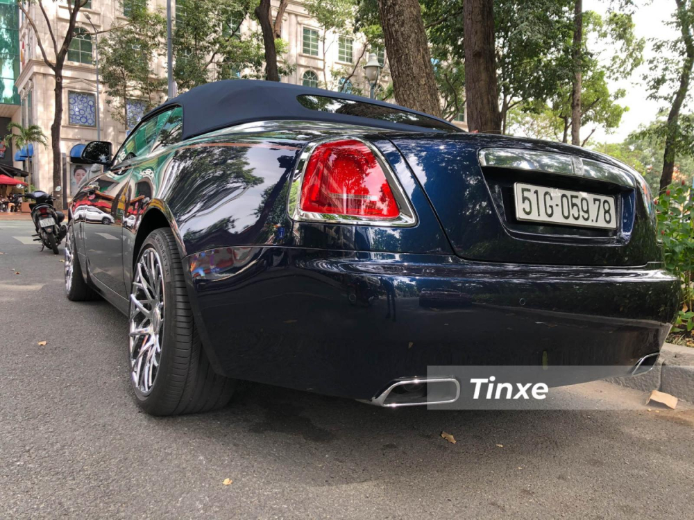 Xe sở hữu bộ mui màu xanh đậm tông xuyệt tông với ngoại thất của Rolls-Royce Dawn