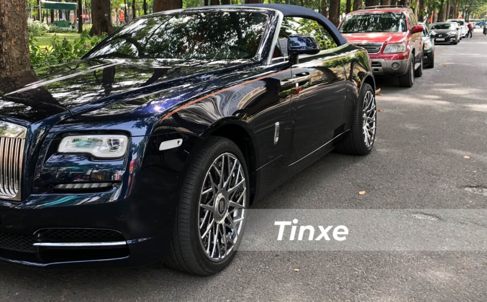 Rolls-Royce Dawn sử dụng khối động cơ V12, tăng áp kép, dung tích 6.6 lít
