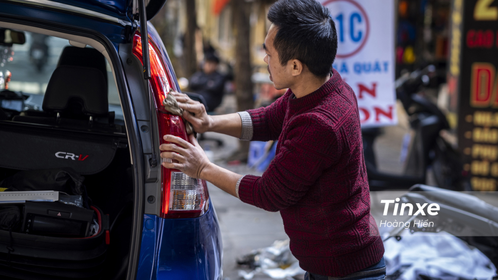 Thợ kỹ thuật vệ sinh bề mặt đ&egrave;n trước khi d&aacute;n nilon.