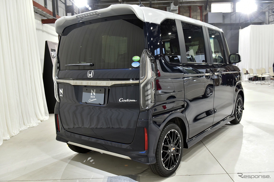 Cả hai phiên bản của Honda N-Box 2021 đều có đèn hậu nằm dọc