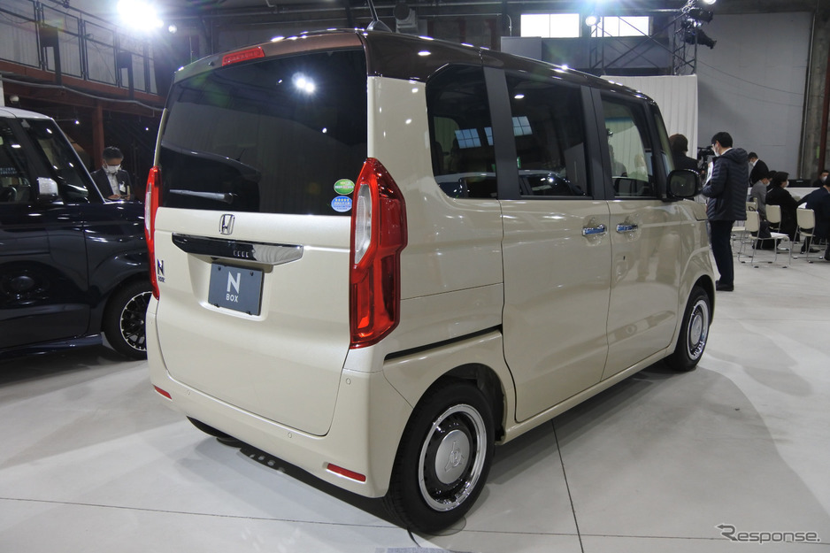 Honda N-Box 2021 có nóc màu nâu