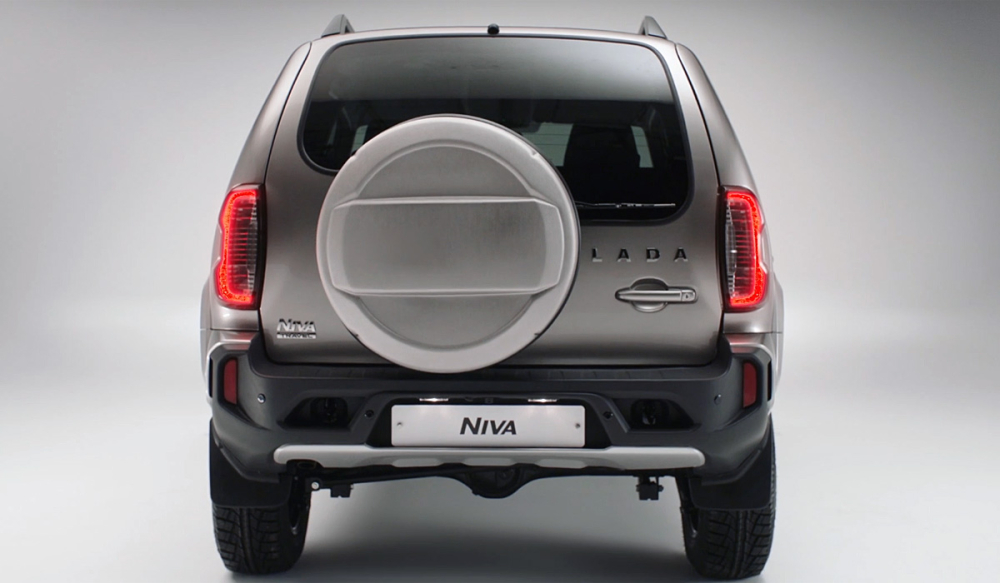 Đằng sau Lada Niva Travel 2021 có lốp dự phòng