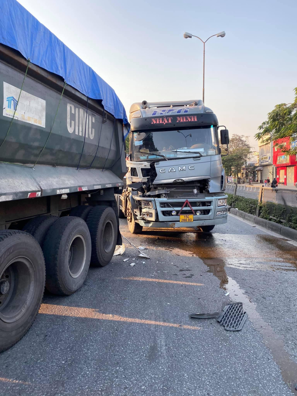 Chiếc xe ben bị hư hỏng ở đu&ocirc;i xe