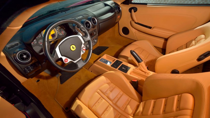 Nội thất bọc da m&agrave;u be b&ecirc;n trong chiếc Ferrari F430 cũ của Tổng thống Mỹ
