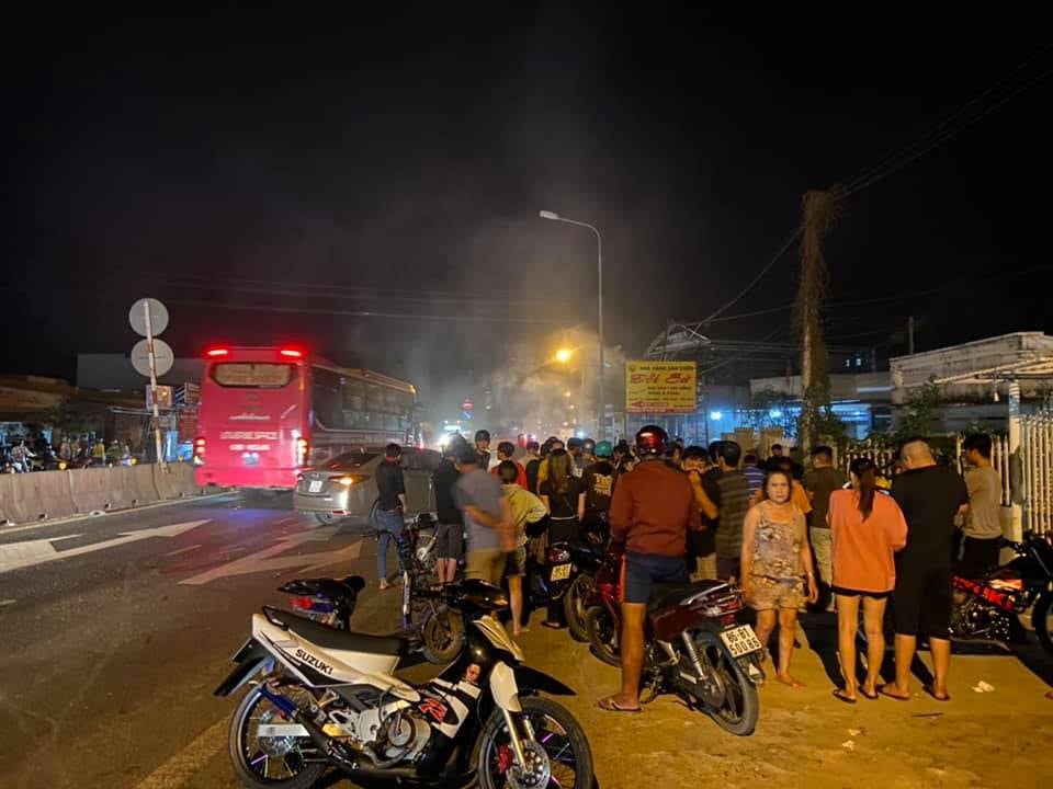Rất đ&ocirc;ng người d&acirc;n đến xem hiện trường vụ tai nạn