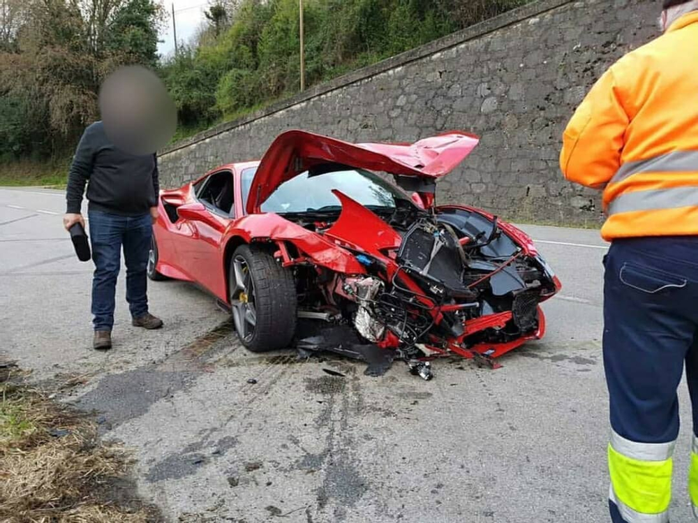 Chiếc Ferrari F8 Tributo bị hư hỏng nặng sau vụ tai nạn