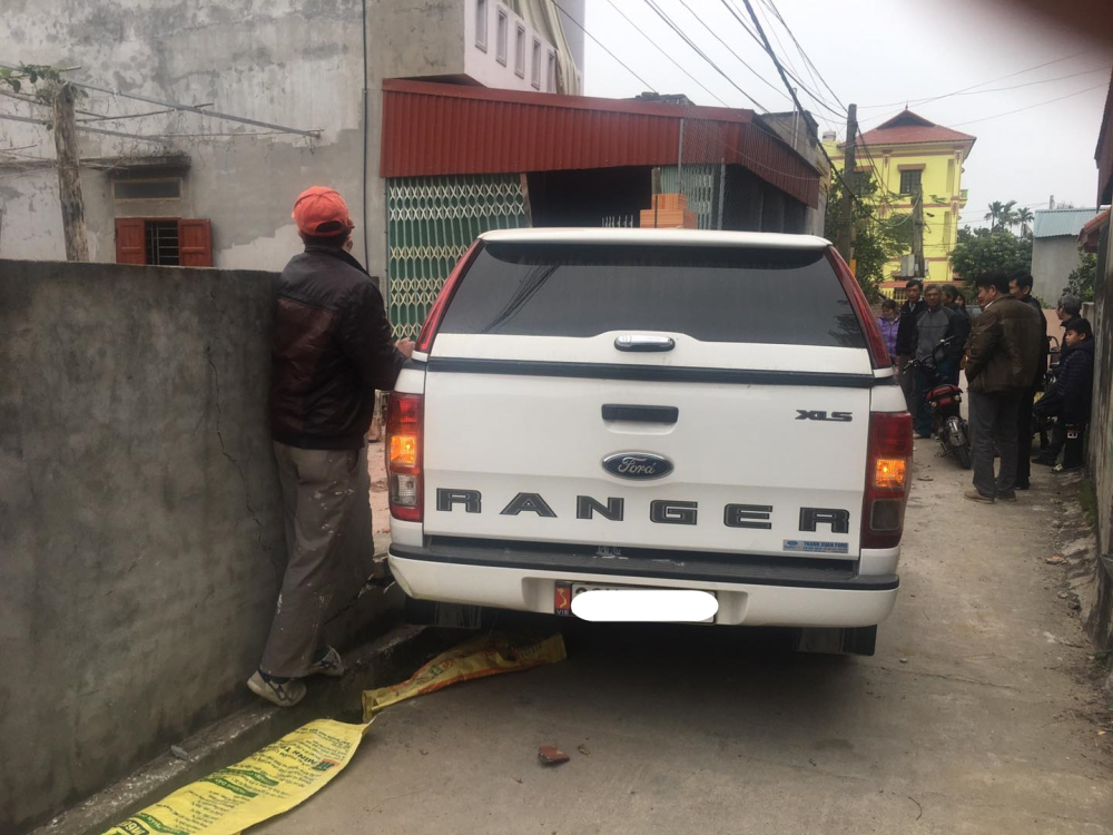 Thời điểm xảy ra tai nạn c&oacute; một em b&eacute; đứng trước cổng chơi bị xe b&aacute;n tải Ford Ranger t&ocirc;ng tr&uacute;ng