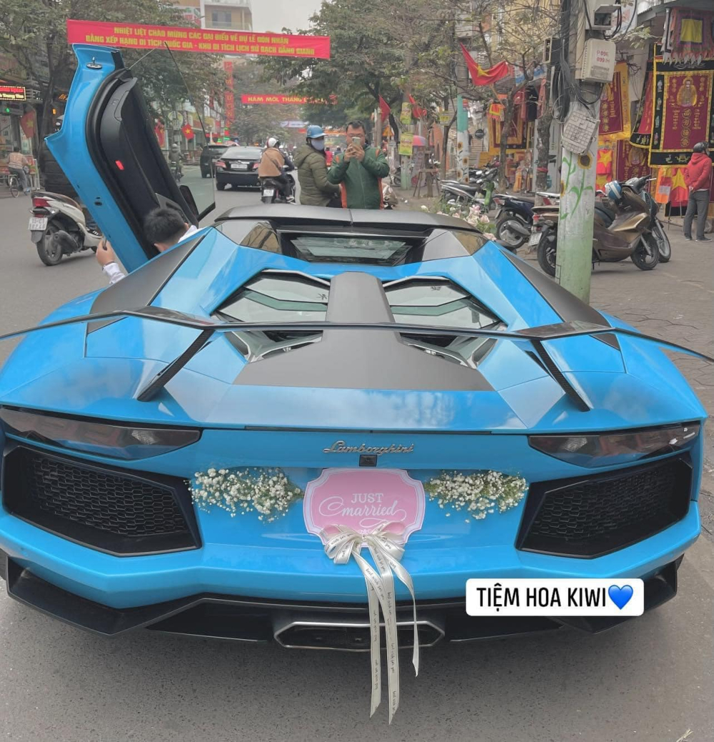 Chiếc si&ecirc;u xe n&agrave;y được chủ nh&acirc;n độ m&acirc;m, c&aacute;nh gi&oacute; đu&ocirc;i 
