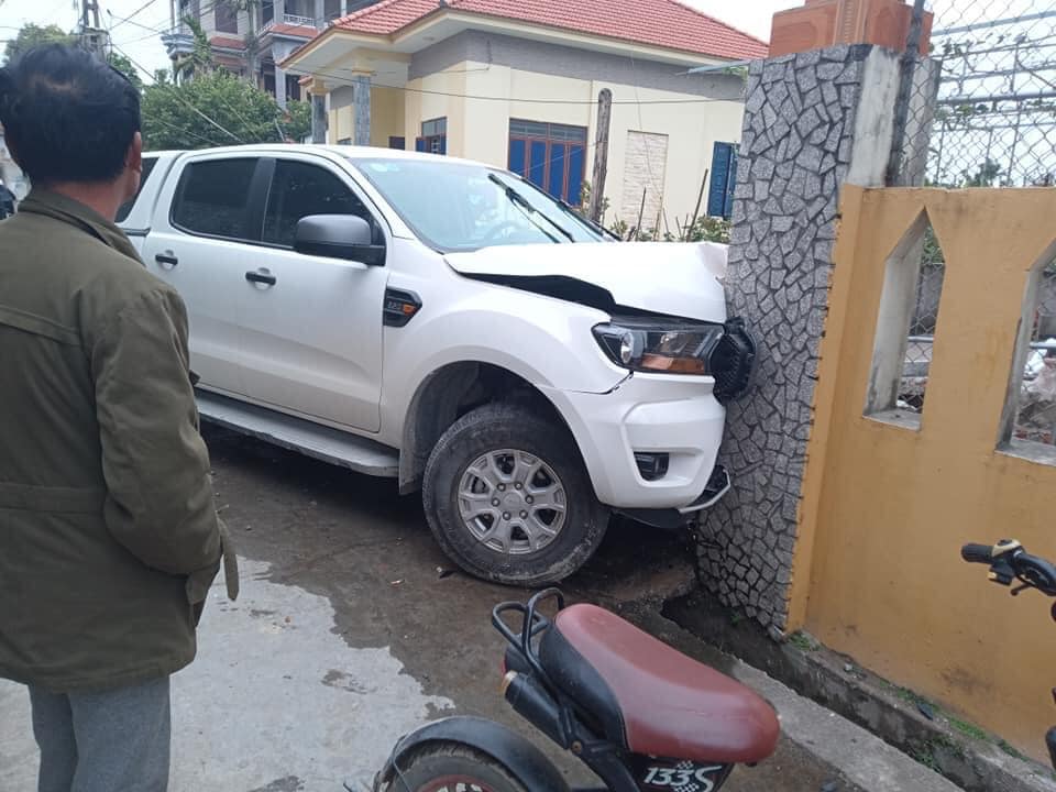 Hiện trường xe b&aacute;n tải Ford Ranger t&ocirc;ng sập cổng v&agrave; bức tường của nh&agrave; d&acirc;n