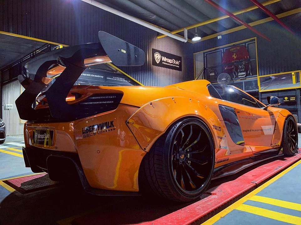 C&aacute;nh gi&oacute; đu&ocirc;i khổng lồ của McLaren 650S Spider độ Liberty Walk