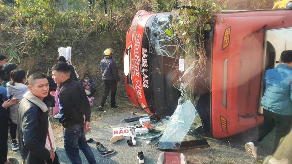 Xe kh&aacute;ch lật nghi&ecirc;ng sau va chạm với &ocirc; t&ocirc;