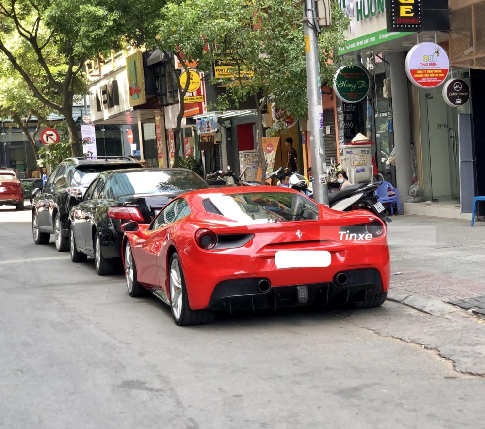 Siêu xe Ferrari 488 GTB đỏ rực đỗ trên đường phố Sài thành vào ngày chủ nhật đầu tiên của năm 2021