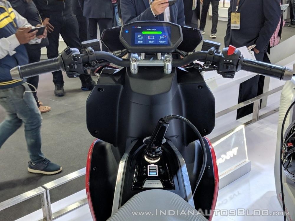 TVS Creon sở hữu m&agrave;n h&igrave;nh TFT cao cấp