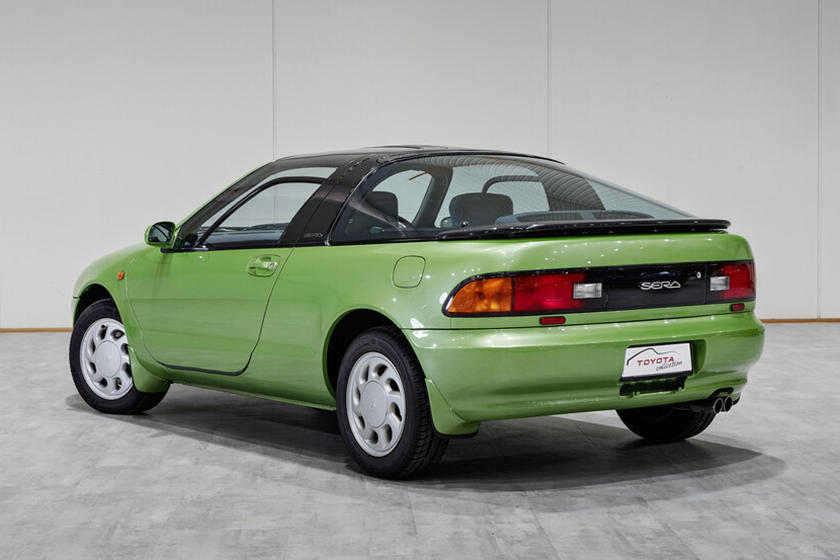 Ph&iacute;a sau của Toyota Sera 1990
