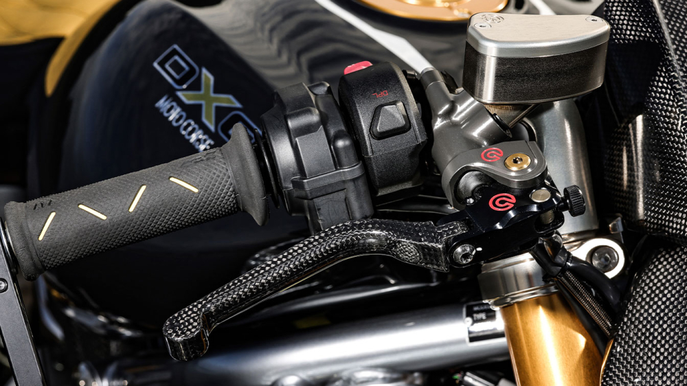Tất nhi&ecirc;n, đi c&ugrave;ng với đ&oacute; cũng l&agrave; c&ugrave;m phanh Brembo v&agrave; tay phanh carbon kh&ocirc; tuyệt đẹp