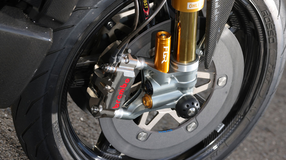 Ph&iacute;a trước, bản độ được trang bị loạt đồ độ đắt tiền như phuộc Ohlins FGR300, đĩa phanh Ceramic c&ugrave;ng phanh Brembo P4-34.