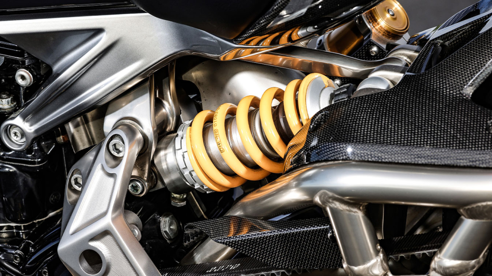 Phuộc sau của bản độ cũng được sử dụng đồ cao cấp với phuộc l&ograve; xo trụ Ohlins S46 c&oacute; khả năng t&ugrave;y chỉnh cực cao.