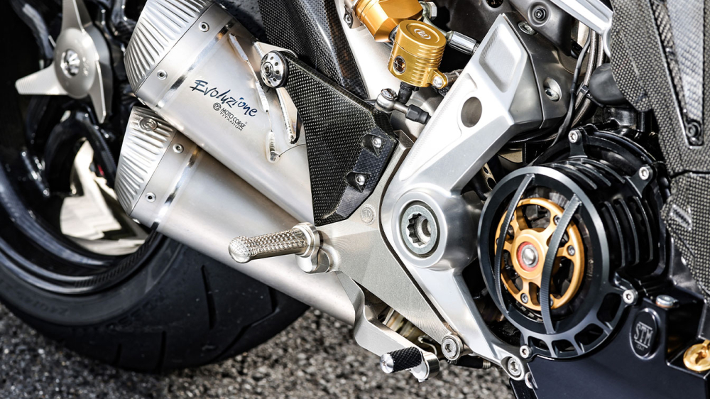 Sử dụng d&aacute;ng xe Drag Racer, vị tr&iacute; để ch&acirc;n của bản độ cũng được đưa l&ugrave;i về ph&iacute;a sau 55cm so với nguy&ecirc;n bản. Bộ pad để ch&acirc;n v&agrave; những chi tiết xung quanh đều được cắt CNC v&agrave; đo đặc một c&aacute;ch cẩn thận.