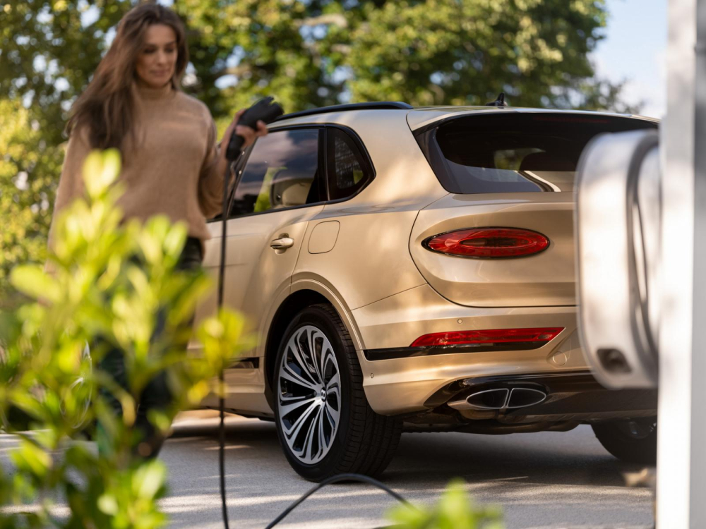 Đằng sau Bentley Bentayga Hybrid 2021 c&oacute; đ&egrave;n hậu giống Continental GT