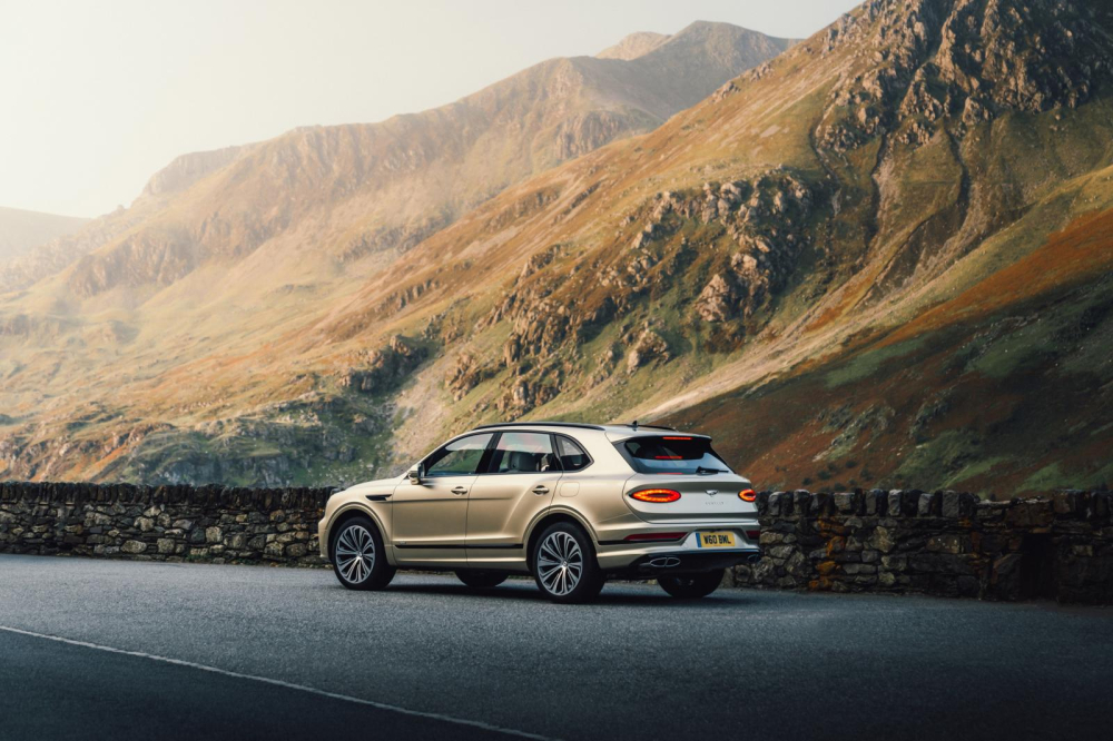 Bentley Bentayga Hybrid 2021 c&oacute; thể chạy tr&ecirc;n qu&atilde;ng đường ngắn m&agrave; kh&ocirc;ng d&ugrave;ng động cơ xăng