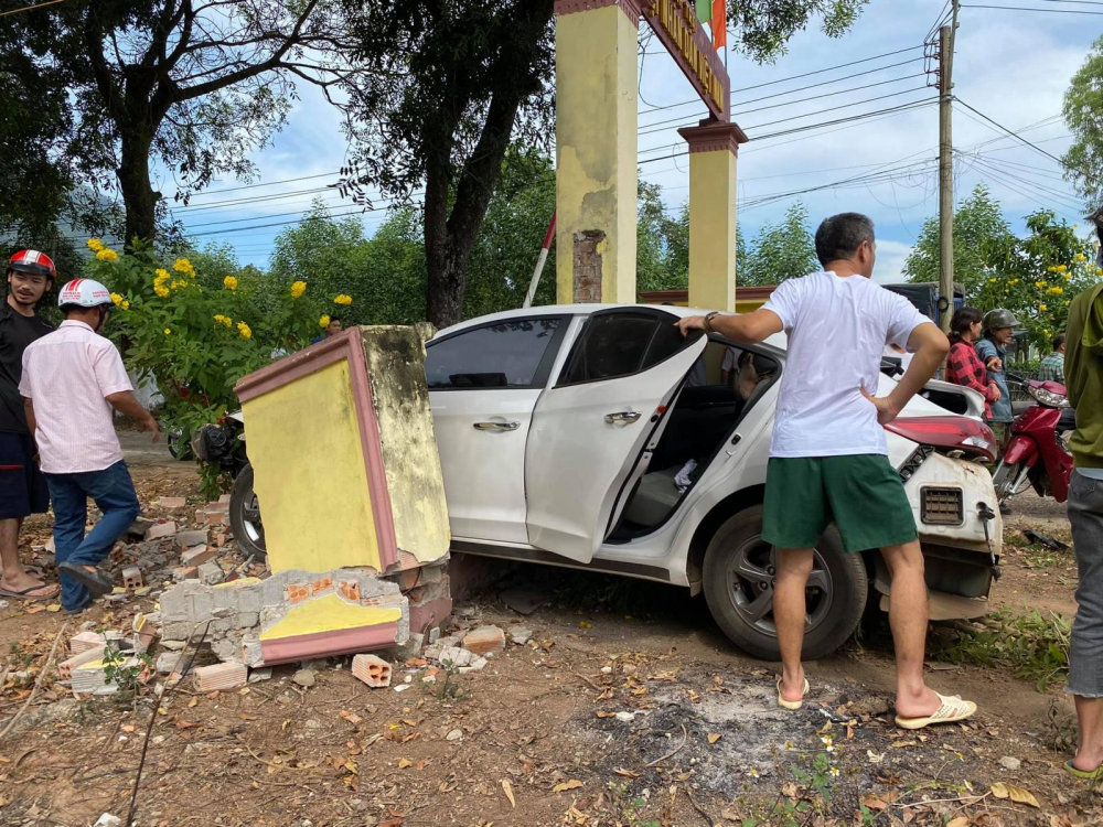 Chiếc &ocirc; t&ocirc; Hyundai t&ocirc;ng sập bức tường của một doanh trại qu&acirc;n đội