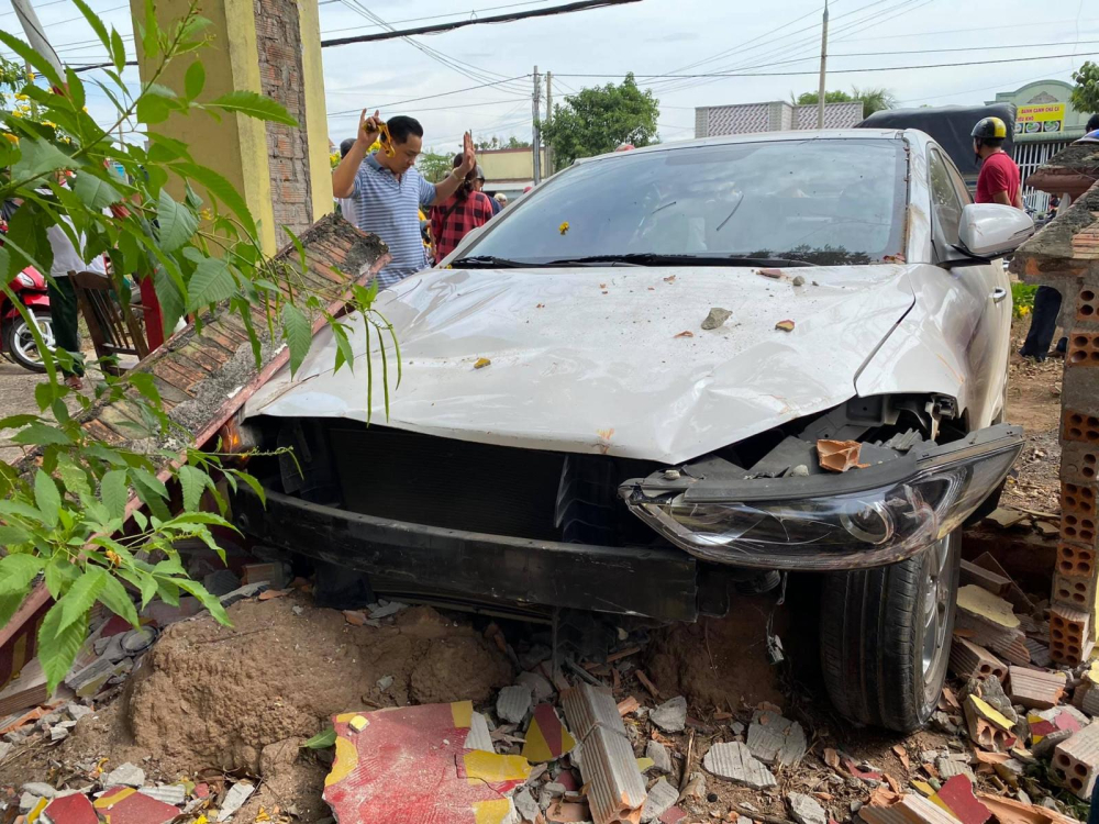 Chiếc &ocirc; t&ocirc; Hyundai bị vỡ n&aacute;t đầu xe