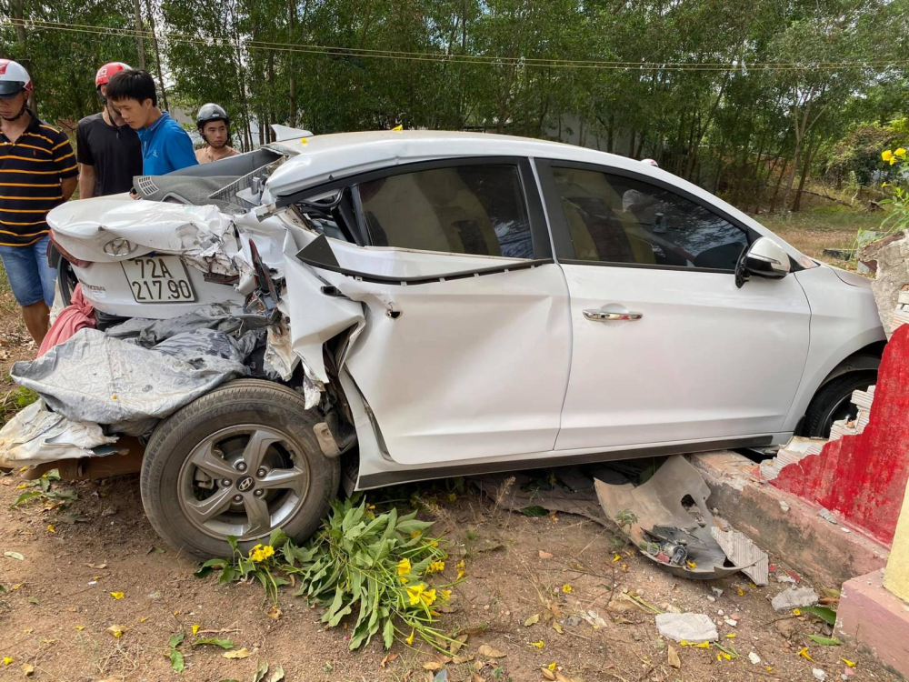Chiếc &ocirc; t&ocirc; Hyundai bị bẹp d&uacute;m đu&ocirc;i xe