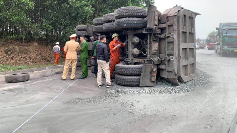 Lực lượng chức năng có mặt tại hiện trường vụ tai nạn