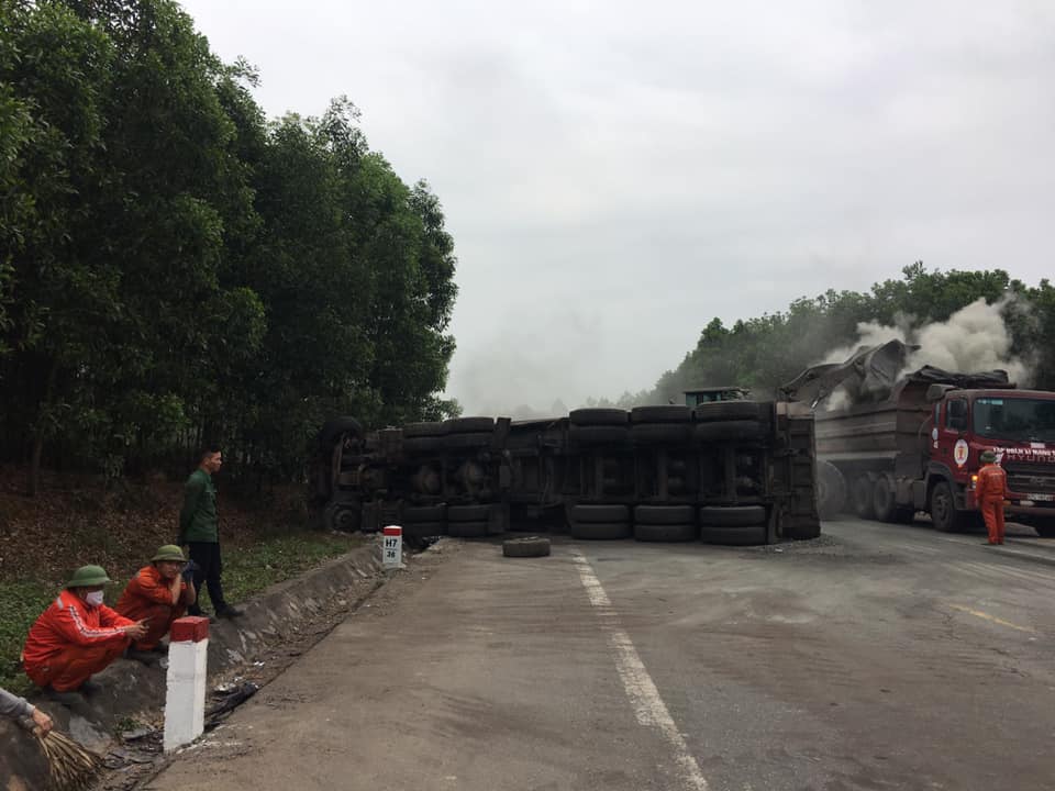 Chiếc ô tô tải chở đá dăm lật ngang