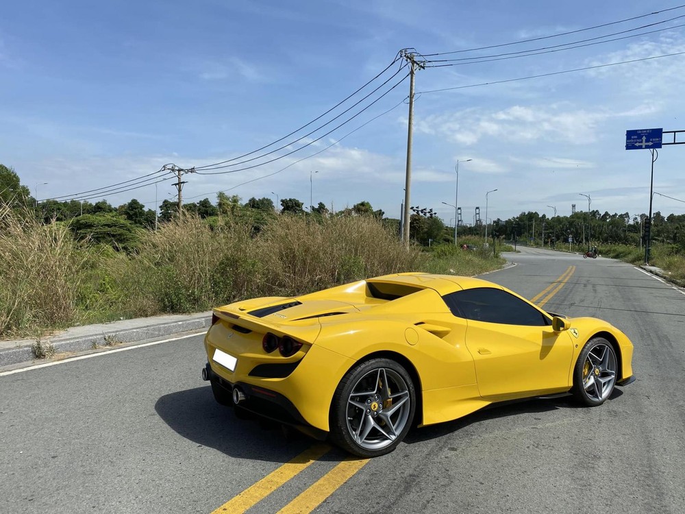 Tại Việt Nam hiện nay có 2 chiếc Ferrari F8 Spider, chiếc còn lại mang màu đỏ