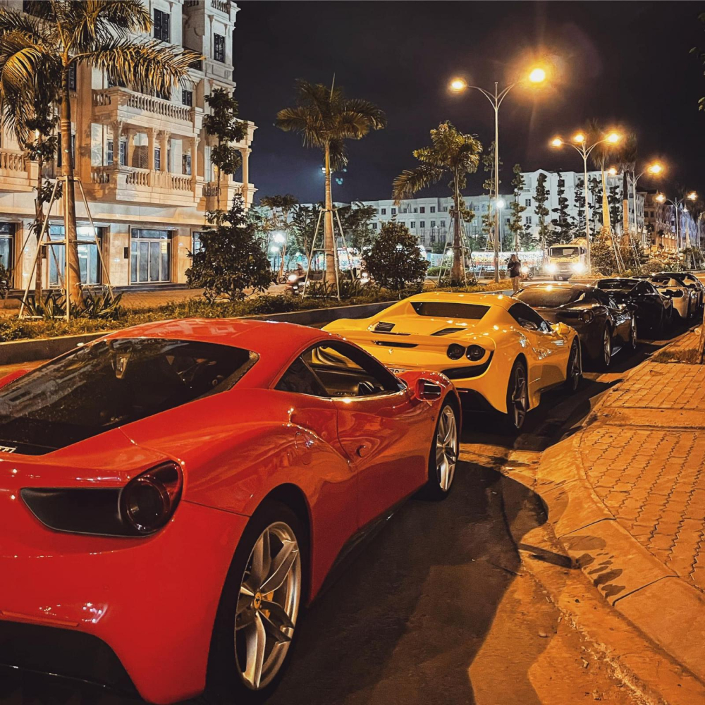 Tâm điểm của mọi sự chú ý vẫn là siêu xe mui trần Ferrari F8 Spider màu vàng. Ảnh: Công Khanh