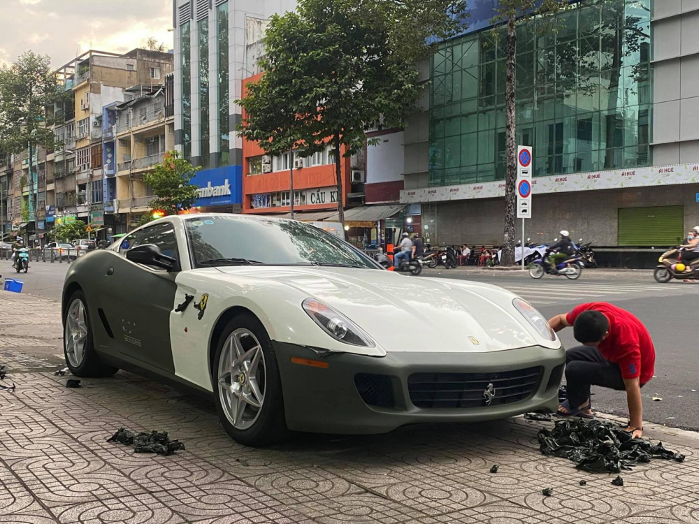 Hiện chiếc si&ecirc;u xe Ferrari 599 GTB Fiorano n&agrave;y đ&atilde; được lột đề-can v&agrave; để lộ ra m&agrave;u sơn trắng, l&uacute;c mới về nước, chiếc Ferrari 599 GTB Fiorano n&agrave;y c&oacute; m&agrave;u đỏ