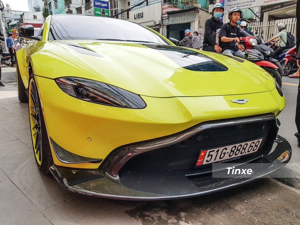 Chiếc Aston Martin V8 Vantage của doanh nh&acirc;n Ho&agrave;ng Kim Kh&aacute;nh cũng đ&atilde; độ l&ecirc;n body kit AMR