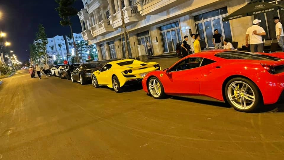 Từ dưới lên trên là Ferrari 488 GTB màu đỏ, Ferrari F8 Spider màu vàng, Ferrari 488 GTB màu xám, McLaren 720S Spider, Ferrari 488 GTB màu trắng và đỗ đầu tiên là Ferrari 488 Spider