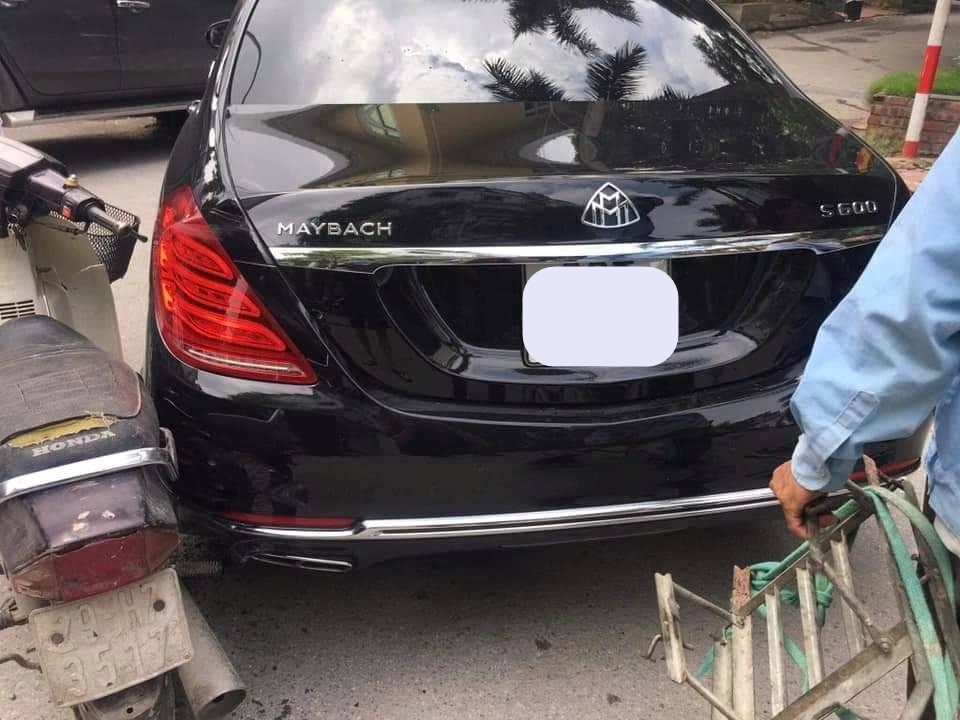 Một b&ecirc;n d&agrave;n &aacute;o đu&ocirc;i xe Mercedes-Maybach S-Class bị vỡ