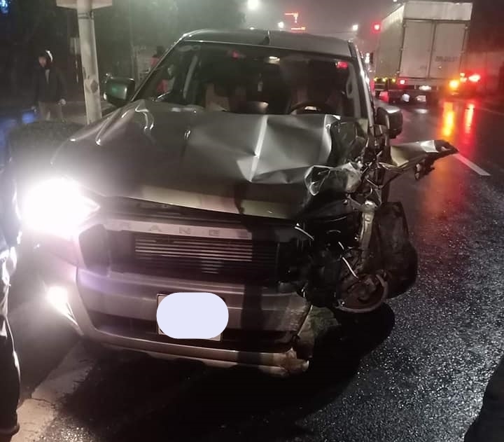 Xe bán tải Ford Ranger gãy trục bánh trước