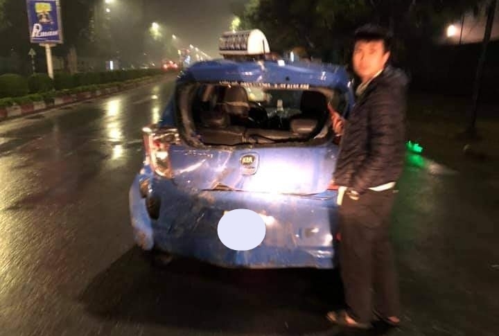 Một chiếc xe taxi Kia Morning khác cũng hỏng nặng đuôi xe