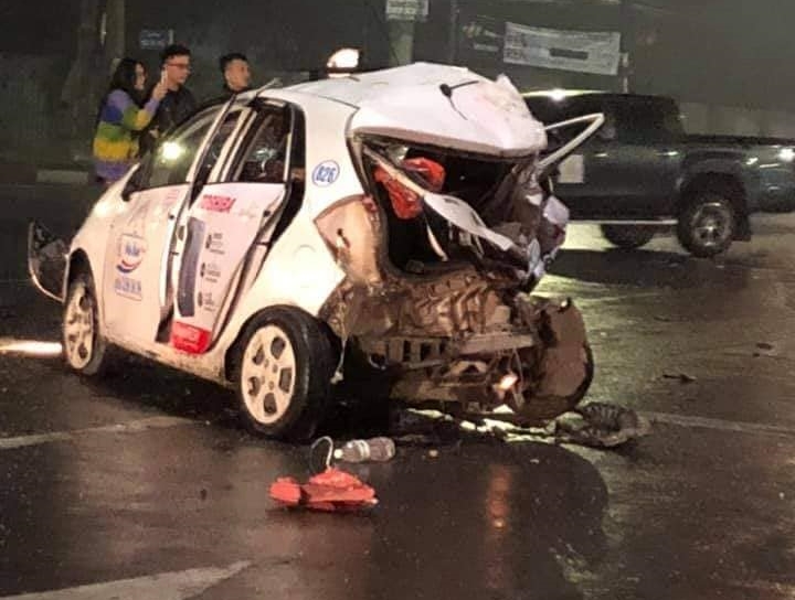 Chiếc xe Kia Morning màu trắng nát bét đuôi xe