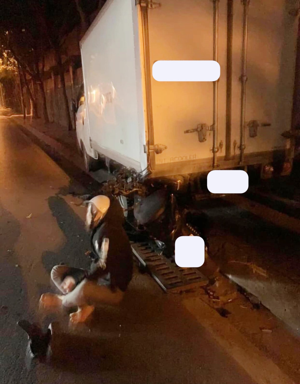 Hiện trường vụ tai nạn nam thanh ni&ecirc;n lao xe m&aacute;y Honda SH v&agrave;o đu&ocirc;i xe tải đang dừng đỗ b&ecirc;n đường