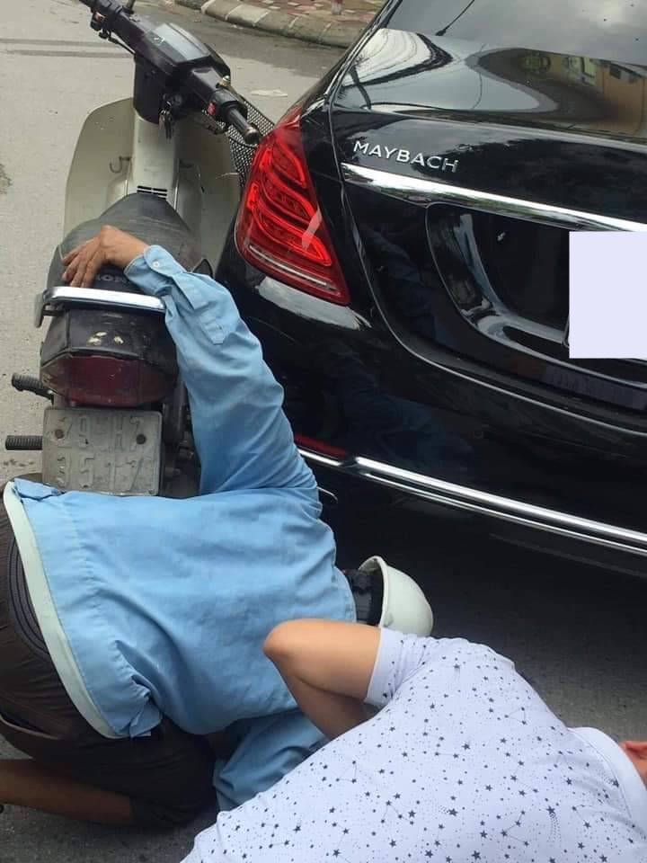 Người điều khiển xe m&aacute;y v&agrave; l&aacute;i xe si&ecirc;u sang c&ugrave;ng ng&oacute; xem chiếc xe m&aacute;y va v&agrave;o đ&acirc;u Mercedes-Maybach S-Class