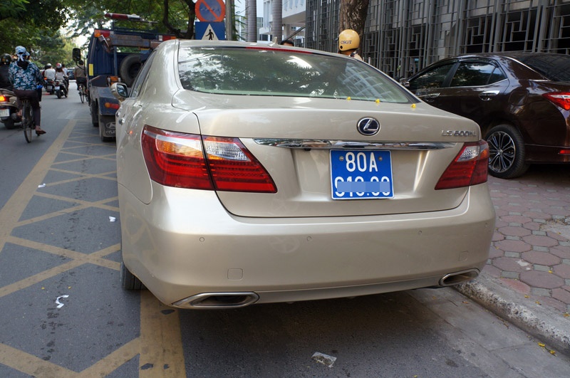 Các chữ cái trên biển số (A, B,…) là ký hiệu seri đăng ký. Xe biển xanh 80A thuộc cơ quan hành chính do Trung ương quản lý. Các chữ cái trên biển số (A, B,…) là ký hiệu seri đăng ký. Xe biển xanh 80A thuộc cơ quan hành chính do Trung ương quản lý.