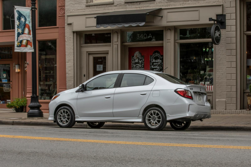 Mitsubishi Mirage 2021 nhìn từ phía sau Mitsubishi Mirage 2021 nhìn từ phía sau