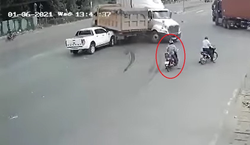 Người đi xe m&aacute;y tho&aacute;t chết may mắn trong vụ tai nạn li&ecirc;n ho&agrave;n tr&ecirc;n quốc lộ 51