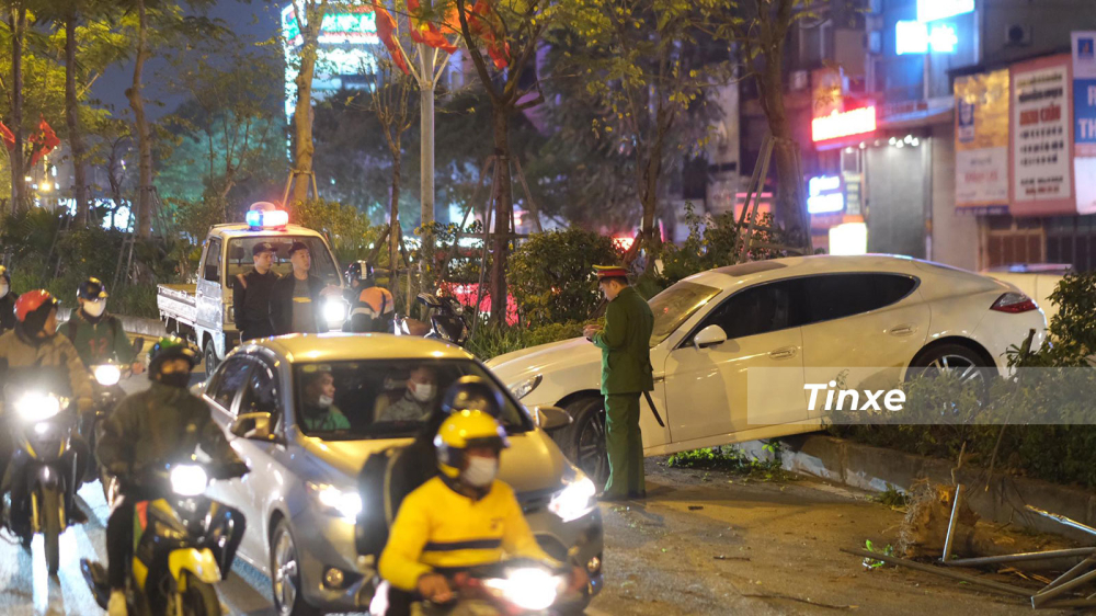 Vụ tai nạn khiến hầm Kim Li&ecirc;n &ugrave;n tắc ở cả hai chiều